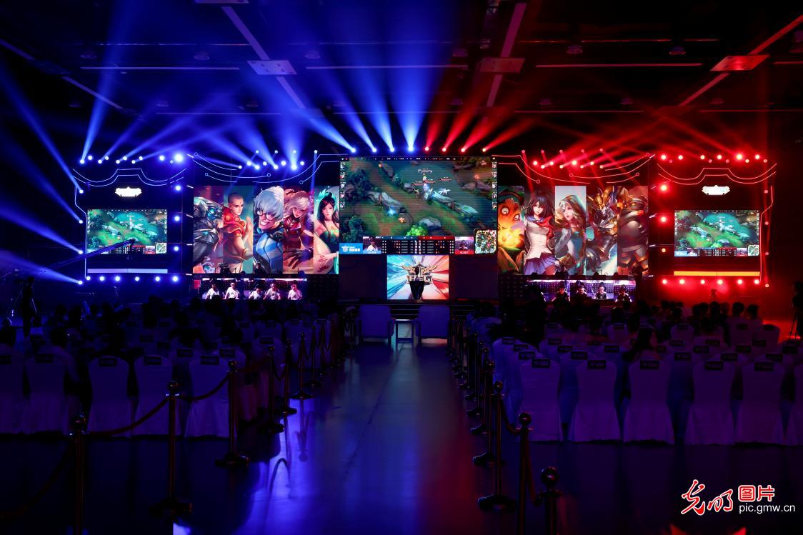 一名引人注 一名引人注